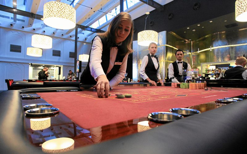 Wejście do kasyna Hilton z informacjami kontaktowymi